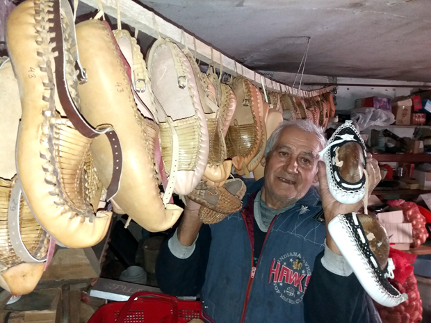 Чика Јоца направио два милиона опанака: Најстарији и једини опанчар у Тимочкој Крајини ради као у најбољим годинама